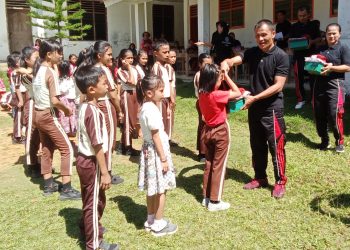 Pemerintah Desa Hilifalago Terwujut Gari S.Pd Berikan Apresiasi Kepada Siswa Siswi di SDN 075075 Hilifalago