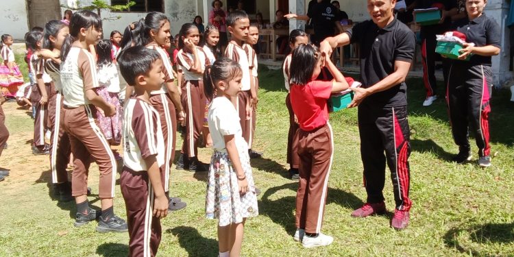 Pemerintah Desa Hilifalago Terwujut Gari S.Pd Berikan Apresiasi Kepada Siswa Siswi di SDN 075075 Hilifalago