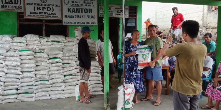 Pemdes Hilifalago Menyalurkan Bantuan Pangan Kepada 164 KPM Di Balai Desa.