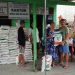 Pemdes Hilifalago Menyalurkan Bantuan Pangan Kepada 164 KPM Di Balai Desa.