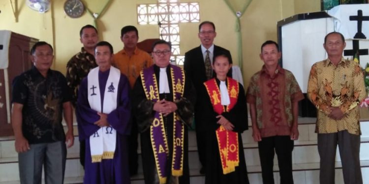 Ephorus  PDT DR.FOLUAHA BIDAYA Lakukan Kunjungan Kerja di Kepulauan Batu