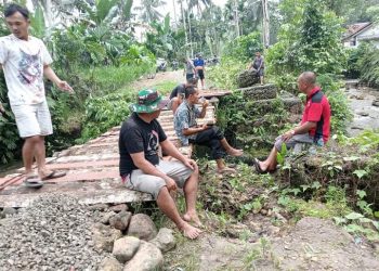 Jembatan  Sungai Demba Tak Kunjung Dibangun, Kades Hilialito  Sau”a  Ajak Warga Gotong Royong