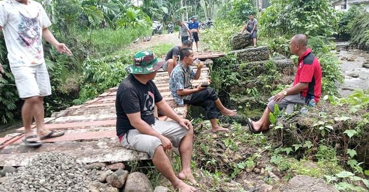 Jembatan Sungai Demba Tak Kunjung Dibangun, Kades Hilialito Sau”a Ajak Warga Gotong Royong