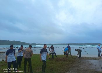 PERSONIL POLRES NIAS SELATAN GELAR  KEGIATAN  BERSIH BERSIH DIKAWASAN WISATA PANTAI SORAKE