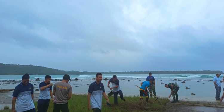 PERSONIL POLRES NIAS SELATAN GELAR KEGIATAN BERSIH BERSIH DIKAWASAN WISATA PANTAI SORAKE
