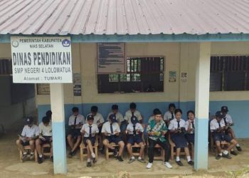 Program literasi “Membaca Senyap” SMP Negeri  4 Lolomatua
