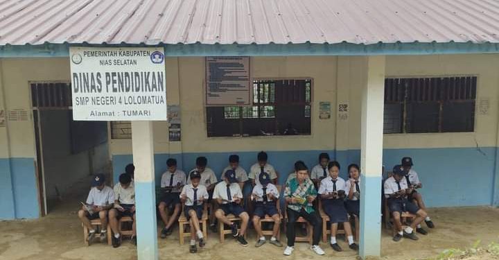 Program literasi “Membaca Senyap” SMP Negeri 4 Lolomatua