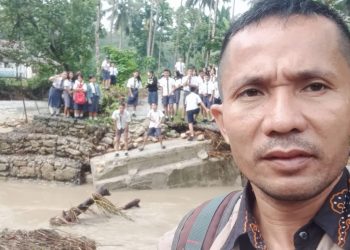 Jembatan   Sungai Demba Penghubung Lima Desa   Kecamatan Onolalu Putus  di Bawa Arus Banjir