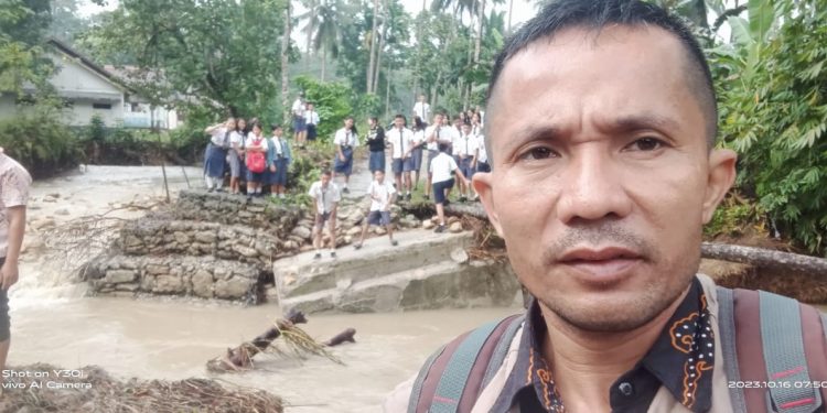 Jembatan   Sungai Demba Penghubung Lima Desa   Kecamatan Onolalu Putus  di Bawa Arus Banjir