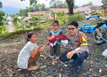Bhabinkamtibmas Polsek Lolowau Bripda David Hutapea Beri Bantuan Seragam Sekolah di Wilayah Desa Binaannya.