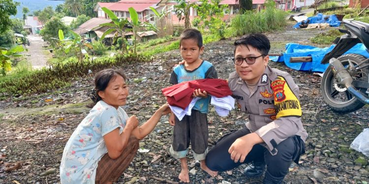 Bhabinkamtibmas Polsek Lolowau Bripda David Hutapea Beri Bantuan Seragam Sekolah di Wilayah Desa Binaannya.