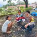 Bhabinkamtibmas Polsek Lolowau Bripda David Hutapea Beri Bantuan Seragam Sekolah di Wilayah Desa Binaannya.